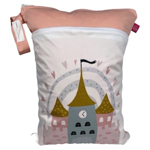 Wetbag Märchenschloss ca. 30 x 40 cm für feuchte Kleidung, Wechselwäsche, Stoffwindeln personalisierbar. waschbar. nachhaltig. Bild 1