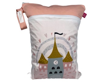 Wetbag "Märchenschloss"  (ca. 30 x 40 cm) für feuchte Kleidung, Wechselwäsche, Stoffwindeln - personalisierbar. waschbar. nachhaltig.