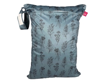 Nachhaltige Wetbag aus recyceltem Material "Zweige blaugrau" (ca. 30 x 40 cm) für feuchte Kleidung, Wechselwäsche - schließt Gerüche ein