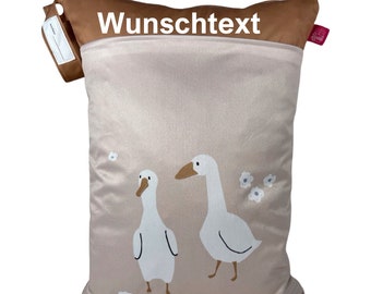 Personalisierbare Wetbag "Große Gänse": Wäschebeutel mit 2 Fächern für Badesachen, Stoffwindeln, Wechselkleidung für Kita und Alltag