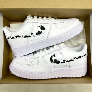 牛柄カスタム AF1、ハンドメイド、パーソナライズされたエアフォースワン、ホワイトエアフォース、メンズとレディースのサイズ、剥がれなし