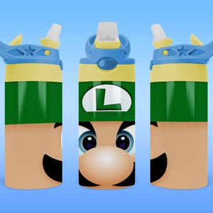 Puede incluir: Una botella de agua verde y amarilla con una tapa de paja que presenta una imagen de dibujos animados de Luigi de la serie de videojuegos Super Mario Bros. La botella tiene una tapa azul con un diseño de estrella.