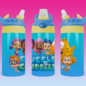 Op de afbeelding: Drie blauwe en gele waterflessen met een rietjedeksel en een ontwerp met de personages uit de cartoon Bubble Guppies. De flessen hebben de tekst "Bubble Guppies" erop gedrukt.