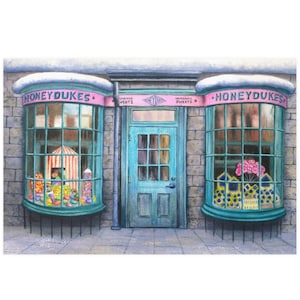 Peut inclure: Une devanture de magasin avec une enseigne rose qui indique "Honeydukes" et deux grandes fenêtres remplies de bonbons colorés. La porte est bleu turquoise avec un panneau en verre.