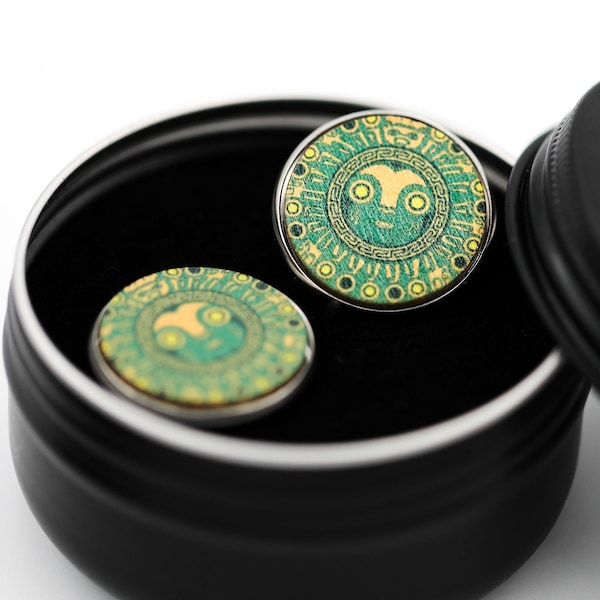 Puces d'oreilles unisexes aztèques : vert maya et bois avec masque surnaturel Dieu du soleil - Faux plugs mésoaméricains, design en bois complexe 22 mm