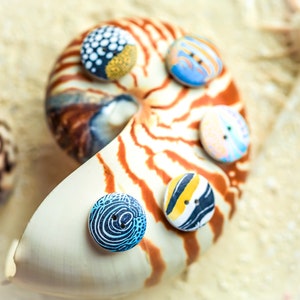 Träknappar med havsfiskar: Unika sommarknappar (10-pack) bild 3