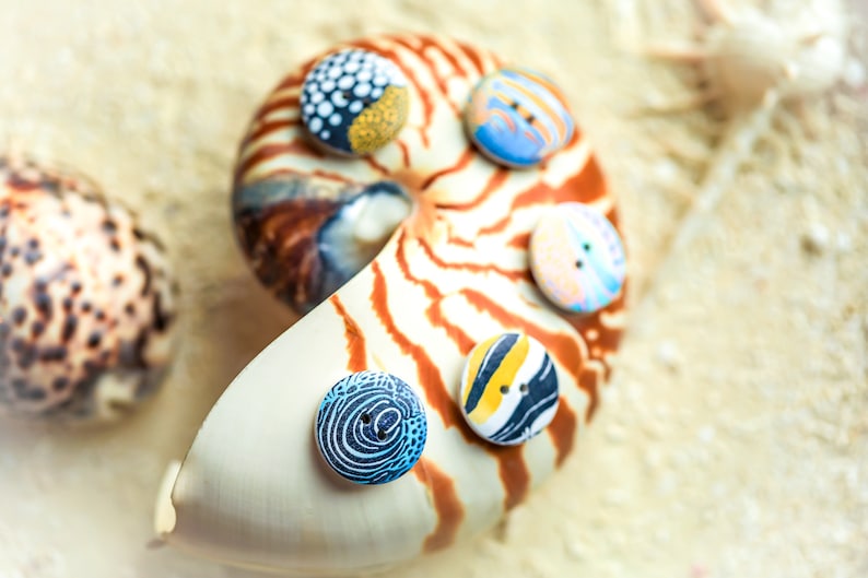 Träknappar med havsfiskar: Unika sommarknappar (10-pack) bild 3