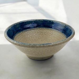 スタジオアート陶器ストーンウェアボウルテクスチャードコバルトブルーリム装飾