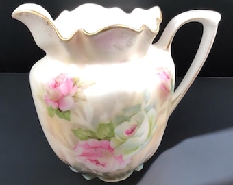 R S プロイセン製磁器クリーマー、手描きのピンクと白のバラの花柄デザイン、スカラップエッジ