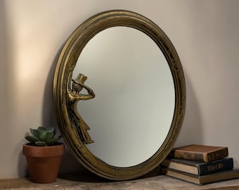 Specchio ovale vintage in ottone con elegante figura di gentiluomo, in stile Art Nouveau.