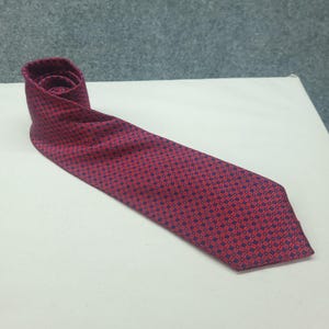 Chaps Mens Silk Necktie Red Navy Blue Geometric Pattern Vintage Y2K RN43170