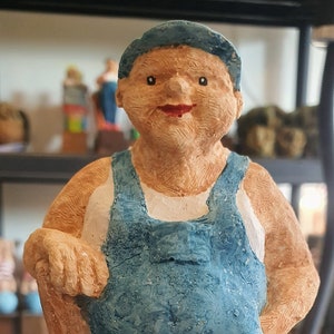 Klein-Garten-Mann mit Schaufel blaue Hose