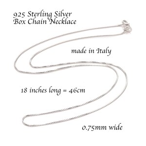 Op de afbeelding: Een 925 sterling zilveren box chain ketting, 46cm lang (0,75mm breed). De ketting is gemaakt in Itali&euml;. De tekst "925 Sterling Silver Box Chain Necklace" is zichtbaar.