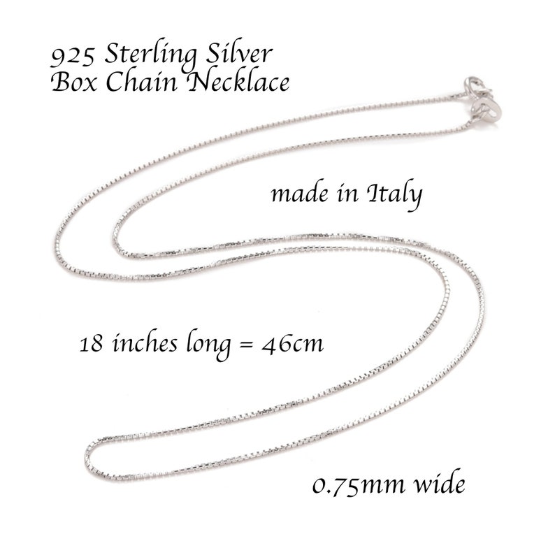 Op de afbeelding: Een 925 sterling zilveren box chain ketting, 46cm lang (0,75mm breed). De ketting is gemaakt in Itali&euml;. De tekst "925 Sterling Silver Box Chain Necklace" is zichtbaar.