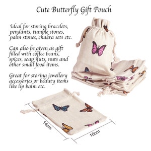 Puede incluir: Bolsas de regalo beige con estampados de mariposas. Las bolsas miden 10 cm de ancho y 14 cm de largo. Las bolsas con cord&oacute;n son ideales para guardar joyas, accesorios o objetos peque&ntilde;os. El texto "Cute Butterfly Gift Pouch" est&aacute; en la parte superior.