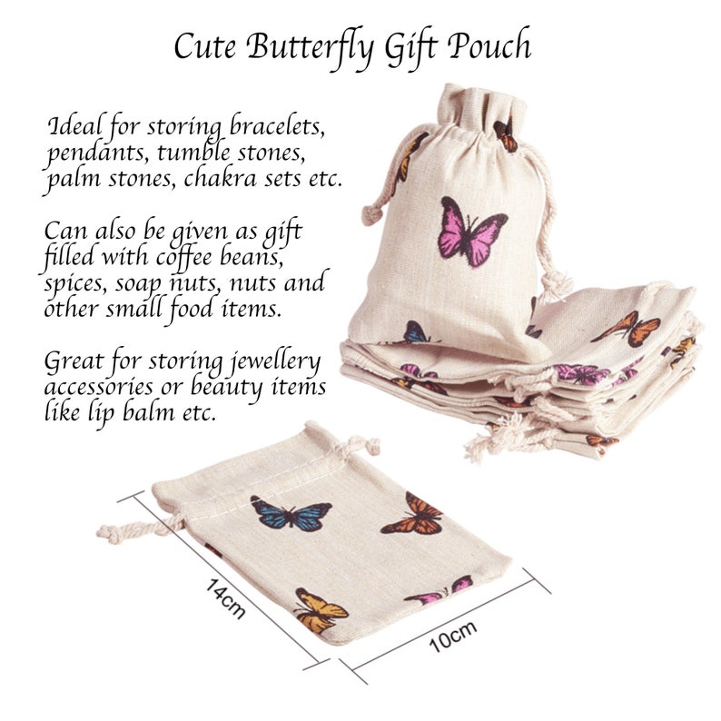Puede incluir: Bolsas de regalo beige con estampados de mariposas. Las bolsas miden 10 cm de ancho y 14 cm de largo. Las bolsas con cord&oacute;n son ideales para guardar joyas, accesorios o objetos peque&ntilde;os. El texto "Cute Butterfly Gift Pouch" est&aacute; en la parte superior.