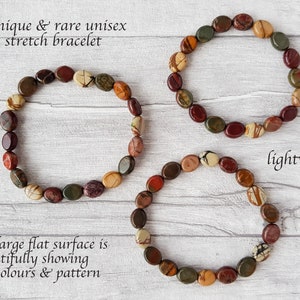 Puede incluir: Tres pulseras el&aacute;sticas unisex &uacute;nicas hechas de piedras ovaladas de colores. Las piedras muestran una variedad de tonos tierra, incluyendo rojo, marr&oacute;n, verde y crema. Las pulseras son ligeras y presentan el texto "unique & rare unisex stretch bracelet".