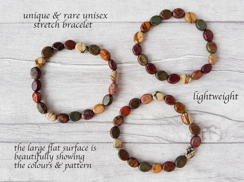 Puede incluir: Tres pulseras el&aacute;sticas unisex &uacute;nicas hechas de piedras ovaladas de colores. Las piedras muestran una variedad de tonos tierra, incluyendo rojo, marr&oacute;n, verde y crema. Las pulseras son ligeras y presentan el texto "unique & rare unisex stretch bracelet".