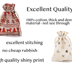 Puede incluir: Dos bolsas de regalo con cord&oacute;n. Una es beige con un patr&oacute;n navide&ntilde;o rojo de &aacute;rboles, copos de nieve y renos. La otra es beige con patrones de estrellas doradas. El texto dice "Excellent Quality", "100% algod&oacute;n, material grueso y denso - no transparente", "excelente costura", "sin basura barata" e "impresi&oacute;n brillante de alta calidad".
