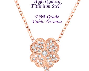 Puede incluir: Collar de color oro rosa con un colgante de trébol de cuatro hojas, engastado con piedras de circonita cúbica transparente. La cadena es de diseño de eslabones delicados. El texto en la imagen dice: High Quality Titanium Steel, AAA Grade Cubic Zirconia.