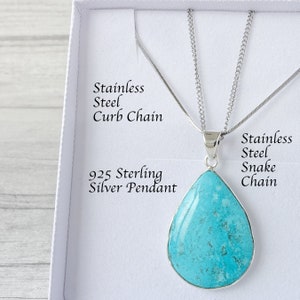 Op de afbeelding: Een turquoise druppelvormige hangerketting met een 925 sterling zilveren zetting. De hanger hangt aan een roestvrijstalen slangenketting. De ketting wordt gepresenteerd in een witte doos. Tekst: RVS Curb Chain, 925 Sterling Zilveren Hanger, RVS Snake Chain.