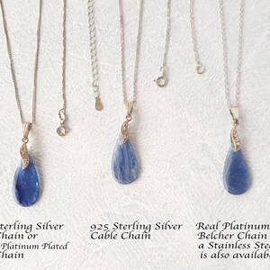 Op de afbeelding: Drie kettingen met blauwe druppelvormige hangers. De hangers hangen aan zilveren kettingen. De tekst toont de kettingopties: "925 Sterling Silver Box Chain or a Real Platinum Plated Box Chain", "925 Sterling Silver Cable Chain", en "Real Platinum Plated Belcher Chain a Stainless Steel Curb is also available".