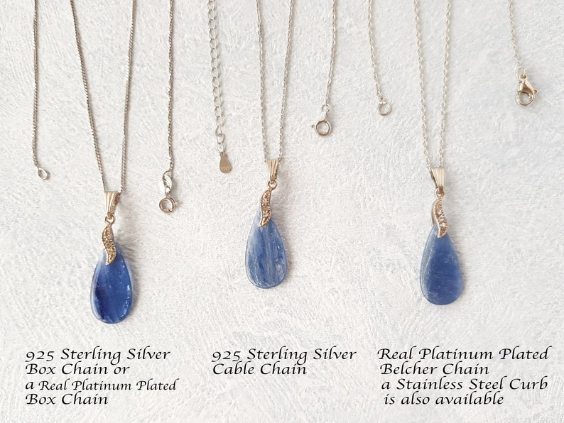 Op de afbeelding: Drie kettingen met blauwe druppelvormige hangers. De hangers hangen aan zilveren kettingen. De tekst toont de kettingopties: "925 Sterling Silver Box Chain or a Real Platinum Plated Box Chain", "925 Sterling Silver Cable Chain", en "Real Platinum Plated Belcher Chain a Stainless Steel Curb is also available".