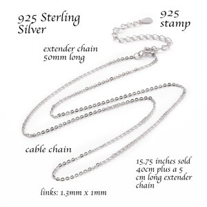 Op de afbeelding: Een sterling zilveren kabelketting met een 50 mm verlengketting. De ketting is 40 cm lang, plus een 5 cm verlengketting. De schakels zijn 1,3 mm x 1 mm. De tekst "925 Sterling Silver" en "925 stamp" zijn zichtbaar.