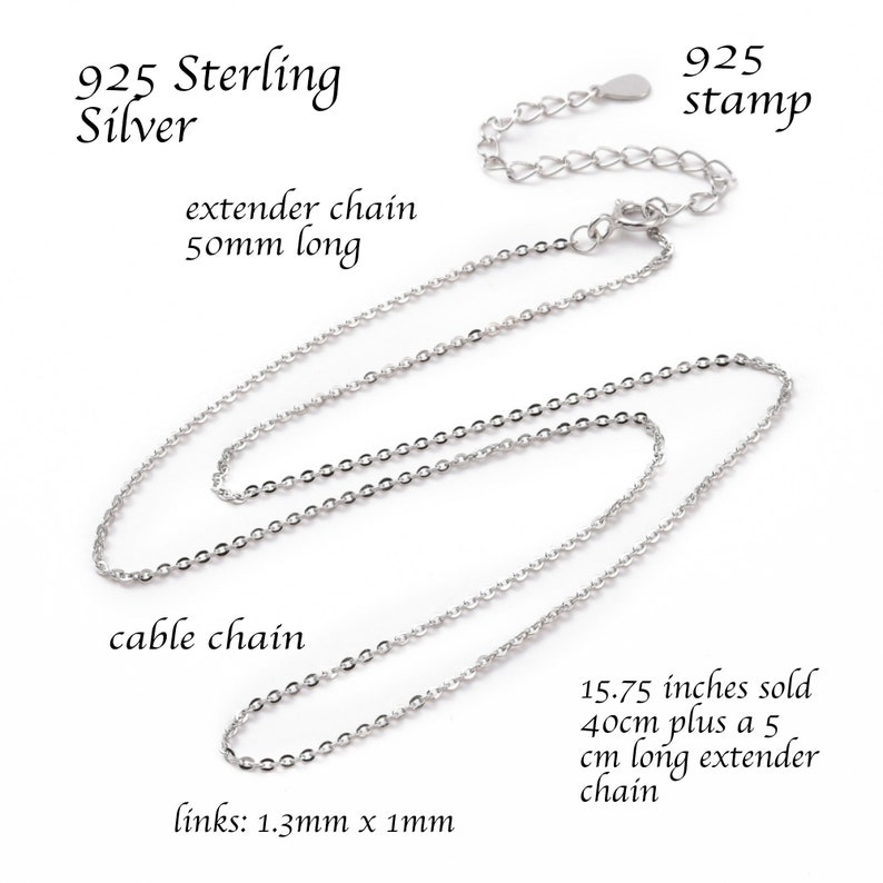 Op de afbeelding: Een sterling zilveren kabelketting met een 50 mm verlengketting. De ketting is 40 cm lang, plus een 5 cm verlengketting. De schakels zijn 1,3 mm x 1 mm. De tekst "925 Sterling Silver" en "925 stamp" zijn zichtbaar.