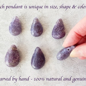 Puede incluir: Seis colgantes morados en forma de l&aacute;grima. Los colgantes est&aacute;n tallados a mano en piedra natural, cada uno con un tama&ntilde;o, forma y color &uacute;nicos. El texto de la imagen dice "cada colgante es &uacute;nico en tama&ntilde;o, forma y color" y "tallado a mano - 100% natural y genuino."