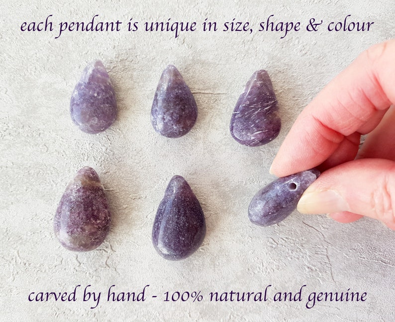 Puede incluir: Seis colgantes morados en forma de l&aacute;grima. Los colgantes est&aacute;n tallados a mano en piedra natural, cada uno con un tama&ntilde;o, forma y color &uacute;nicos. El texto de la imagen dice "cada colgante es &uacute;nico en tama&ntilde;o, forma y color" y "tallado a mano - 100% natural y genuino."