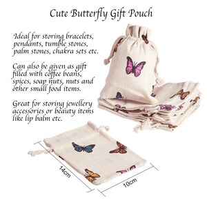 Puede incluir: Bolsas de regalo beige con estampados de mariposas. Las bolsas miden 10 cm de ancho y 14 cm de largo. Las bolsas con cord&oacute;n son ideales para guardar joyas, accesorios o objetos peque&ntilde;os. El texto "Cute Butterfly Gift Pouch" est&aacute; en la parte superior.
