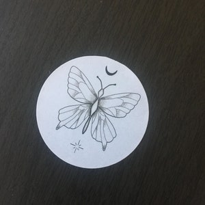 Sticker rond papillon, lune et étoile