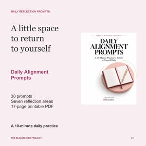 Op de afbeelding: Een digitaal document getiteld Daily Alignment Prompts met 30 prompts verdeeld over zeven reflectiegebieden in een 17-pagina tellende printbare PDF. De afbeelding toont een open notitieboek met een gouden pen op een roze ronde basis met de tekst A little space to return to yourself.