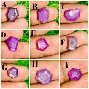 Könnte beinhalten: Neun facettierte, purpurrot gefärbte Edelsteine in verschiedenen Formen werden gezeigt. Jeder Stein wird in einer Hand vor einem grünen Hintergrund gehalten. Die Edelsteine haben ein poliertes, durchscheinendes Aussehen mit sichtbaren Innenmustern. Die Formen umfassen Sechsecke und unregelmäßige Polygone.