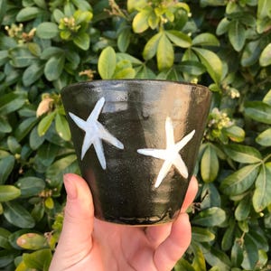 mörkgrön med en ring av vita stjärnor liten handgjord keramikkruka