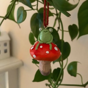 Grenouille sur un champignon décoration / porte-clés