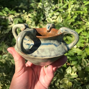 kleine groene slangetjes aardewerken pot of keramisch ornament