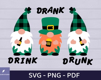 Puede incluir: Tres gnomos leprechaun verdes con sombreros de cuadros negros y blancos. El gnomo del medio sostiene una jarra de cerveza. El texto "Drank, Drink, Drunk" está escrito debajo de los gnomos.