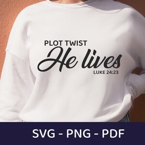 Puede incluir: Sudadera blanca con el texto "PLOT TWIST He lives LUKE 24:23" impreso en negro.