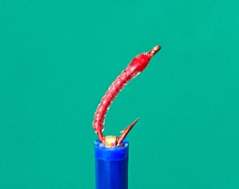 Patrón de anélido. Imitación de larva de mosquito. Resistente y fiable en aguas poco profundas. ¡Moscas de pesca con mosca de la tienda de pesca más vendida de Etsy!