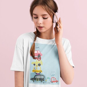 Puede incluir: Una camiseta blanca con un gráfico de una pila de coches sobre un fondo azul. El texto en el gráfico dice "El futuro se llama energía solar".