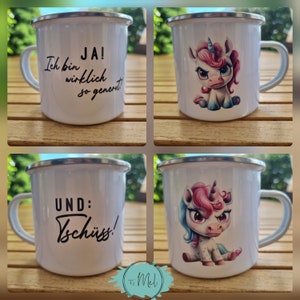 Könnte beinhalten: Vier weiße Emailletassen mit silbernen Rändern. Zwei Tassen zeigen ein Comic-Einhorn mit rosa und blauen Haaren. Die anderen beiden Tassen haben schwarzen Text. Eine Tasse sagt "JA! Ich bin wirklich so genervt!" und die andere Tasse sagt "UND: Tschüss!"