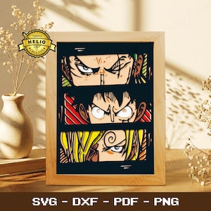 Puede incluir: Obra de arte enmarcada en madera con tres retratos de personajes de anime. Cada retrato es un primer plano de la cara del personaje, con líneas audaces y colores vibrantes. La parte inferior del marco muestra el texto "SVG - DXF - PDF - PNG".