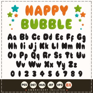 Puede incluir: Un diseño de bordado digital con las palabras "HAPPY BUBBLE" en letras de burbujas naranjas y verdes, junto con un alfabeto completo y los números 0-9 en una fuente negra texturizada. Incluye estrellas y opciones de formato de archivo.