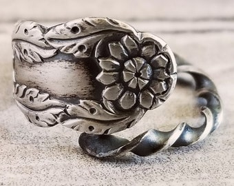 Petite Daisy Spoon Ring, Sterling Daisy Ring, Flower Spoon Ring, Vintage Sterling Silver Ring, Vintage Floral Ring, Sterling Ring Gift, 1787