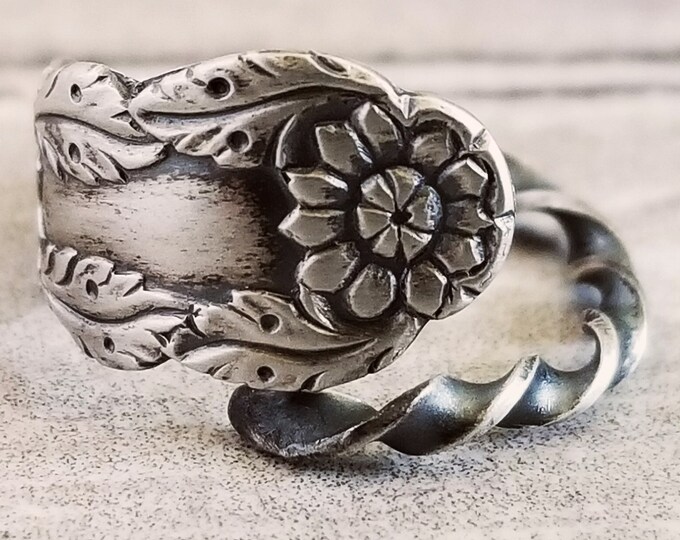 Petite Daisy Spoon Ring, Sterling Daisy Ring, Flower Spoon Ring, Vintage Sterling Silver Ring, Vintage Floral Ring, Sterling Ring Gift, 1787