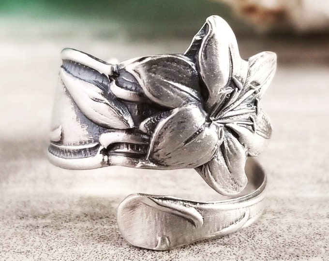 Petite Silver Lily Spoon Ring, Petit Vintage Flower Spoon Ring, Boho Art Nouveau Lily Ring, Antique Floral Sterling Silver Spoon Ring, 1357