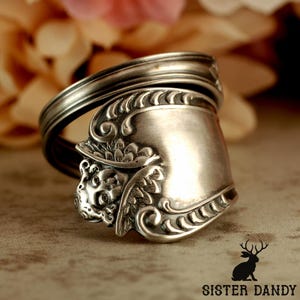 Puede incluir: Anillo de plata hecho con una cuchara, con detalles florales y de rostro ornamentales. El anillo est&aacute; hecho de una cuchara reutilizada, con la cuchara formando la cara del anillo. Una joya &uacute;nica.