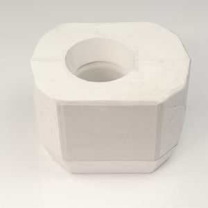 Pode incluir: Forma de cer&acirc;mica branca com uma abertura redonda no centro. A forma tem uma superf&iacute;cie texturizada e &eacute; projetada para artesanato.